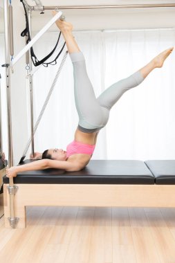 Spor giyinen Japon kadın iç mekanda antrenman yapıyor.