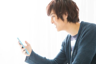 Japon adam beyaz arka planda cep telefonu kullanıyor