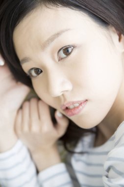 Kameraya bakan kadın.