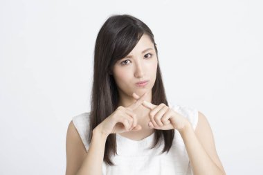 Genç, güzel Asyalı kadın jest yapıyor. Beyaz arka planda izole edilmiş duruyor. 