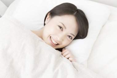 genç kadın yatakta yatarken