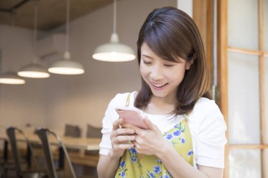 restoranda cep telefonu kullanan kadın