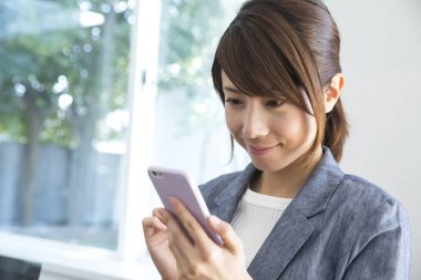 kadın iş Smartphone kullanarak