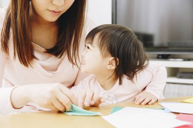 Anne ve kızı evde oynuyorlar. 