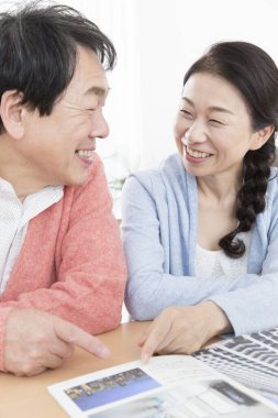 Son sınıf çifti dergideki resme bakıyor. 