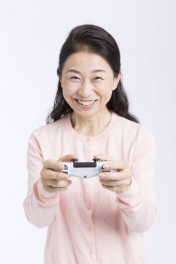 Tecrit edilmiş arka planı olan Asyalı üst düzey kadın. 