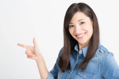 Sıradan giyinmiş Asyalı bir kadının portresi parmağıyla sivri uçlu.