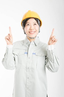 Güvenlik kaskı takmış kadın mühendis beyaz arka planda izole edildi