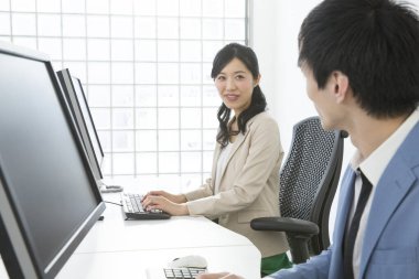 Yeni bir proje üzerinde çalışan iş adamları 