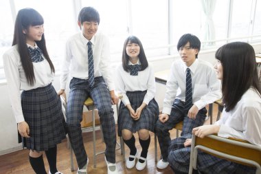 Asyalı öğrenciler okulda mola veriyorlar.