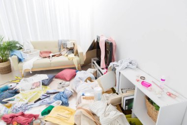 Kıyafetlerle dolu dağınık bir daire. Dağınık konsept