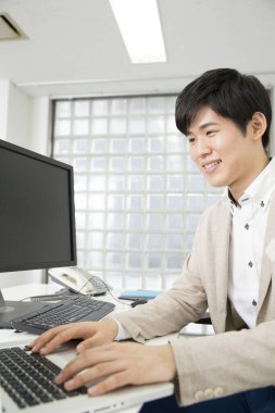 Ofisteki işadamı bilgisayarla çalışıyor