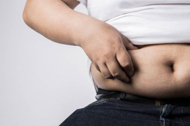 Beyaz tişört giyen şişman bir adam. Stüdyo resmi