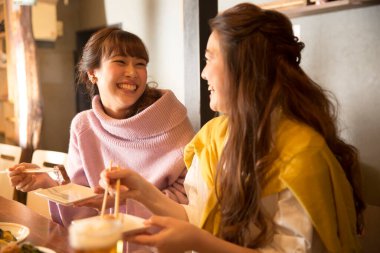 Restorandaki genç ve güzel kadınlar.