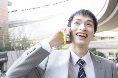 İş adamı cep telefonuyla konuşuyor.