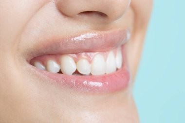 Kapalı - gülümseyerek kadın ağzı.