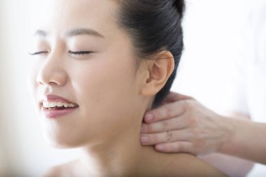 Güzel Japon Kadın Güzellik Merkezi 'nde Akupunktur Muayenesi Yapıyor