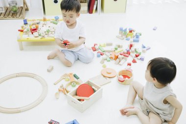 Odada oynayan iki tatlı Japon çocuk.