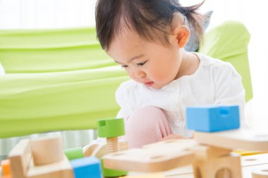 Evde oyuncak bloklarıyla oynayan sevimli bebek, yakın plan.. 