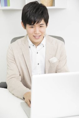 Dizüstü bilgisayar kullanan iş adamı