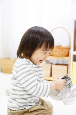 Küçük Asyalı kız oynuyor.