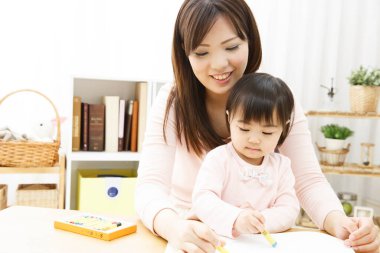 Güzel Asyalı anne ve kızı bir araya geliyorlar.