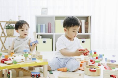 Anaokulunda oynayan Asyalı çocuklar