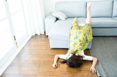 Kadın yerde yatıyor, kanepeden düşüyor.