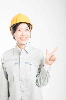 Güvenlik kaskı takmış kadın mühendis beyaz arka planda izole edildi