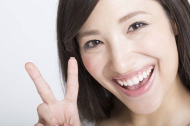 Genç kadın gösteren zafer jest