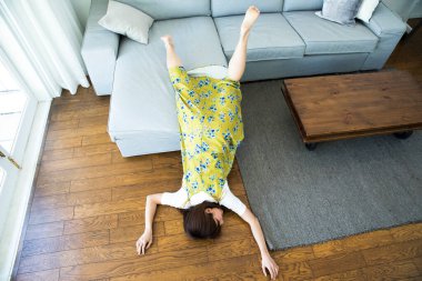 Kadın yerde yatıyor, kanepeden düşüyor.