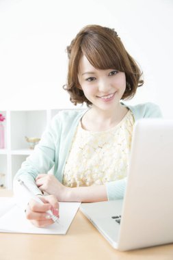 dizüstü bilgisayarda çalışan Asyalı kadın