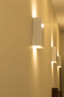 Modern tasarım, duvarında lambalar olan iç mekan. 