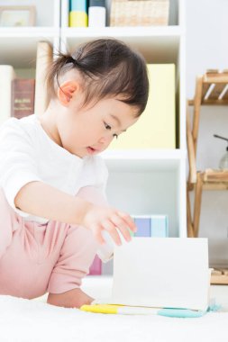 Kitapları odada olan sevimli Asyalı kız.