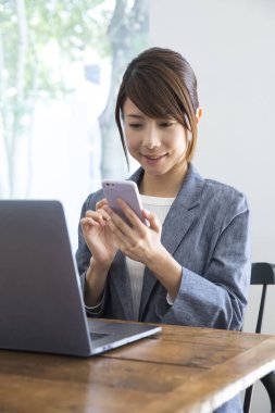 İşteki Akıllı Telefonu Kullanan Genç Kadın