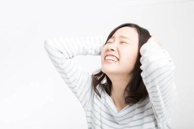 Elleri başının üstünde bağıran Asyalı kadın. 