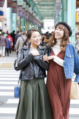 Şehirde yürüyen iki güzel kadın.