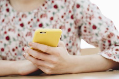 Eller kadın akıllı telefon tutarak