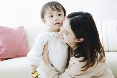 Evde annesiyle oynayan tatlı bir Japon kızı.