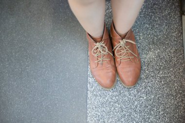 Asfalt yolda spor ayakkabılı kadın bacakları 