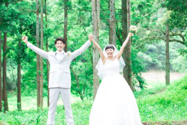 Parkta poz veren Asyalı gelin ve damat 