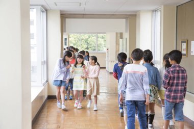 Asyalı çocukların okul koridorundaki portresi