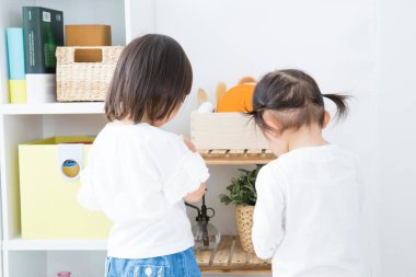 Rafta oynayan çocuklar