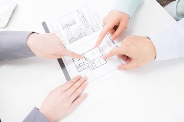 Ofiste mali belgelerle çalışan iş adamlarının elleri