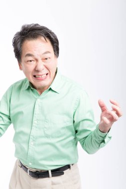 Asyalı kıdemli kızgın, beyaz tenli.