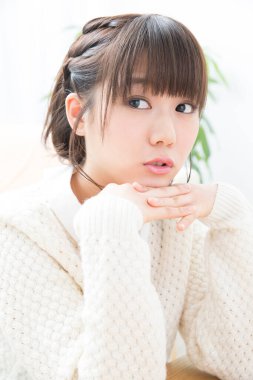 Beyaz kazaklı Asyalı kadın portresi