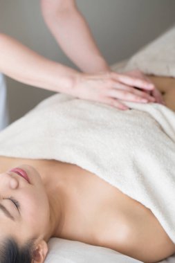 Asyalı kadın akupunktur seansında.