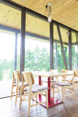 Panoramik manzaralı basit bir restoranın içi 