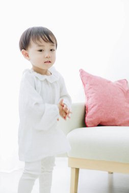 Evde oynayan küçük Asyalı çocuğun portresi. 