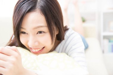 kanepede yatan genç kadın 